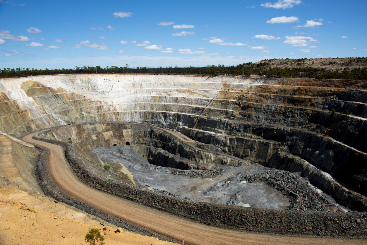 Open-pit or underground mine: how to choose